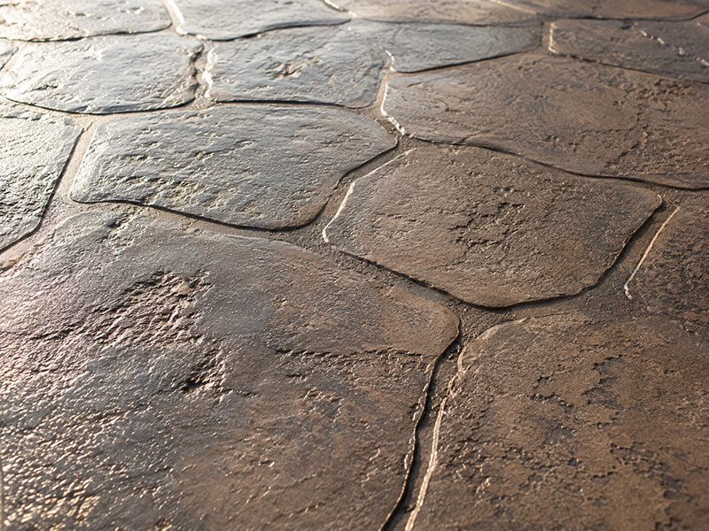 Detalle del relieve y la textura de un suelo de hormigón impreso