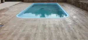 pavimento impreso exterior en piscinas