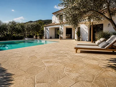 Terraza de piscina terminada con hormigón impreso natural de acabado mate y relieve sutil